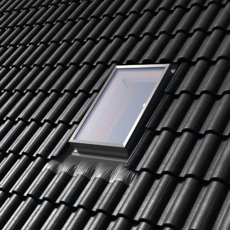 An image showing a Dakea Control Skylight KFE in Grey from the outside on a roof.