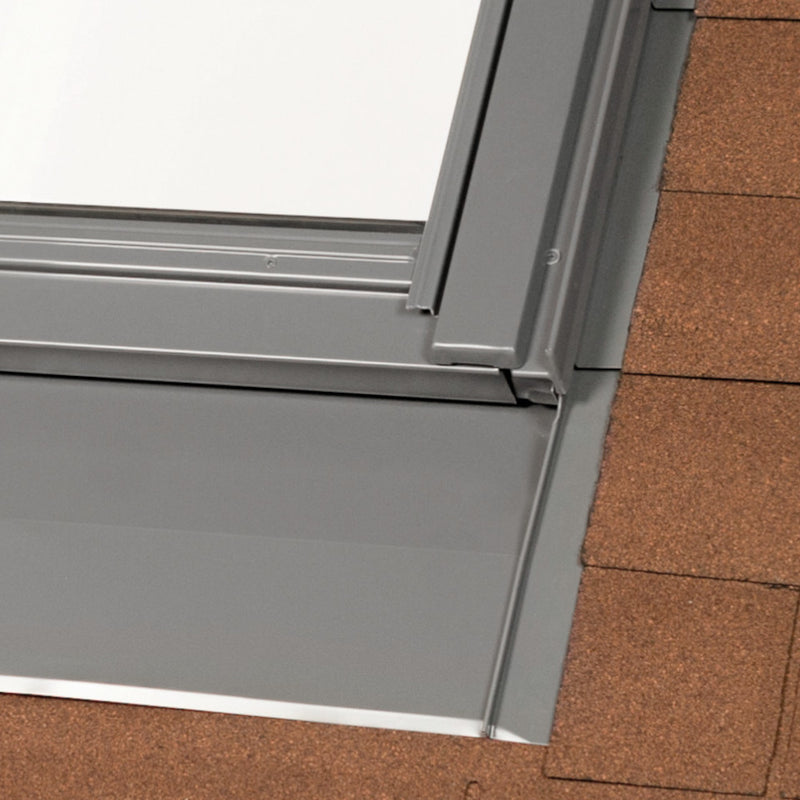 An image showing a Dakea window with the Flush Vintage Flashing KFF to show that you cannot see it from the outside.