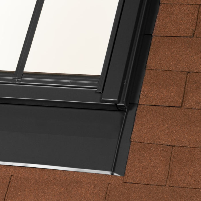 An image showing a Dakea window with the Flush Vintage Flashing KFF to show that you cannot see it from the outside.