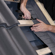 An image of Dakea Underfelt Foil Collar RCF being fitted to a window..