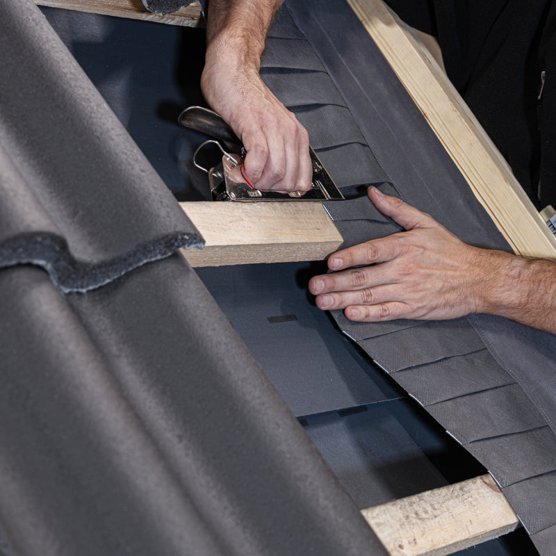 An image of Dakea Underfelt Foil Collar RCF being fitted to a window..