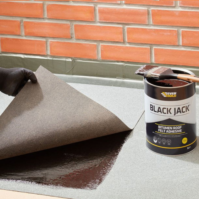 An image of Black Jack 904 Bitumen Roof Felt Adhesive being applied between layers of felt.